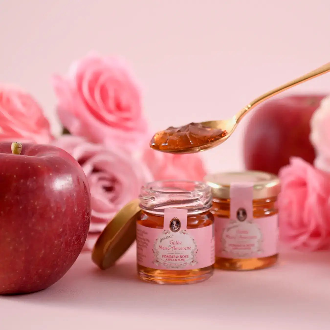 Marmellata di mele con rose rosa e mela rossa, stile elegante e raffinato.