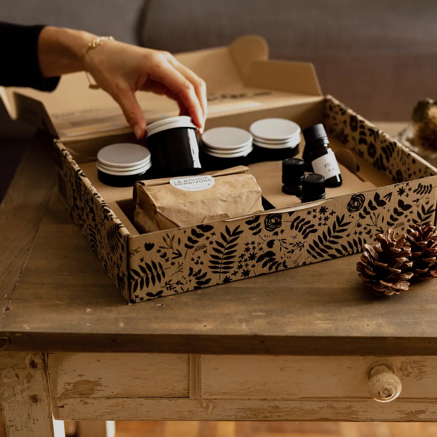 Kit di prodotti naturali e cosmetici in confezione elegante bianca e nera.