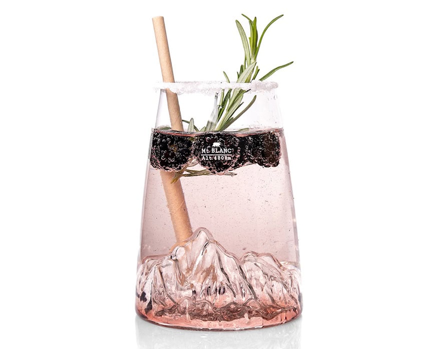 Acqua rosa con ghiaccio e foglie di erba, stile minimalista e elegante.