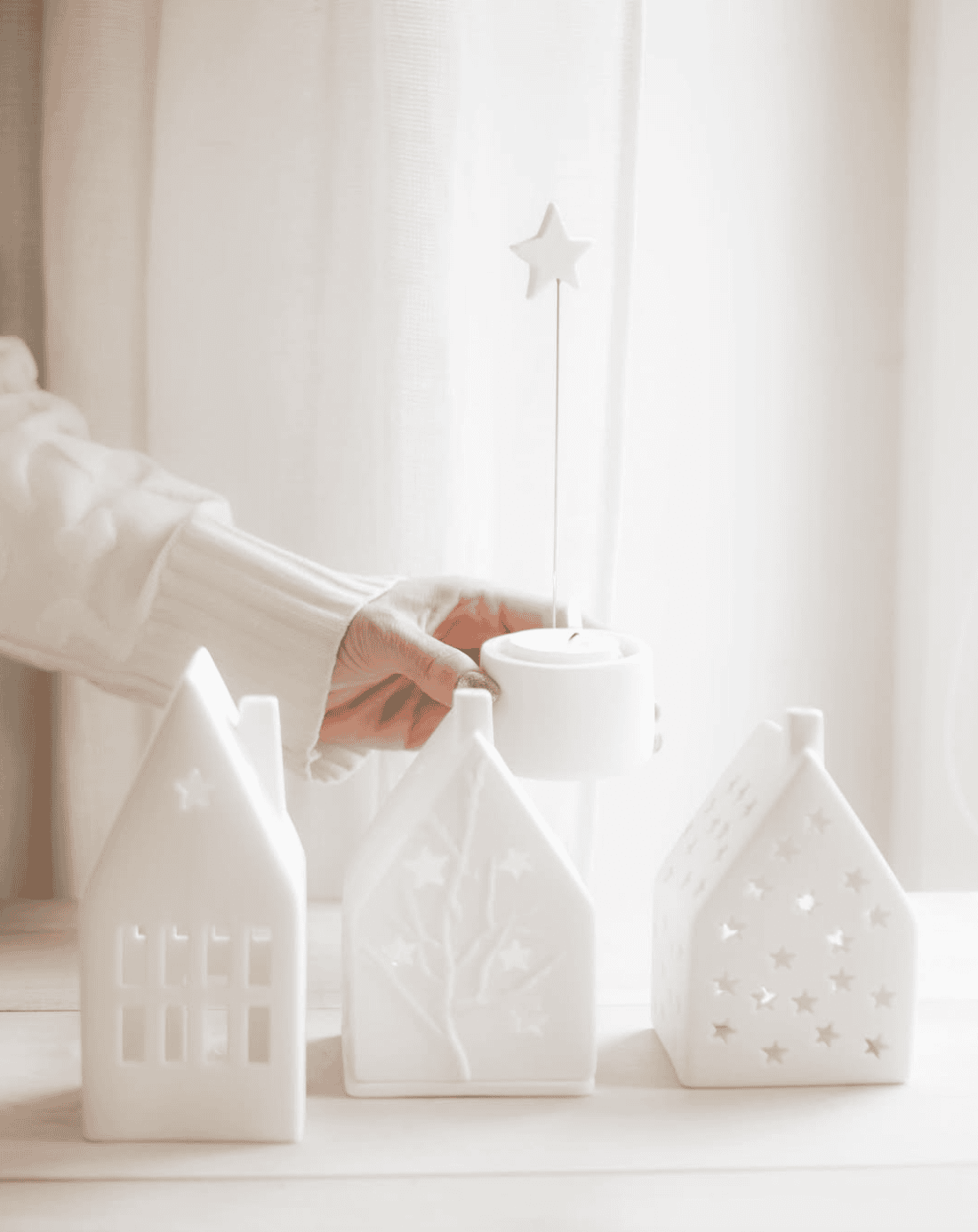 Pannello decorativo bianco con case e stelle, atmosfera minimalista e elegante.