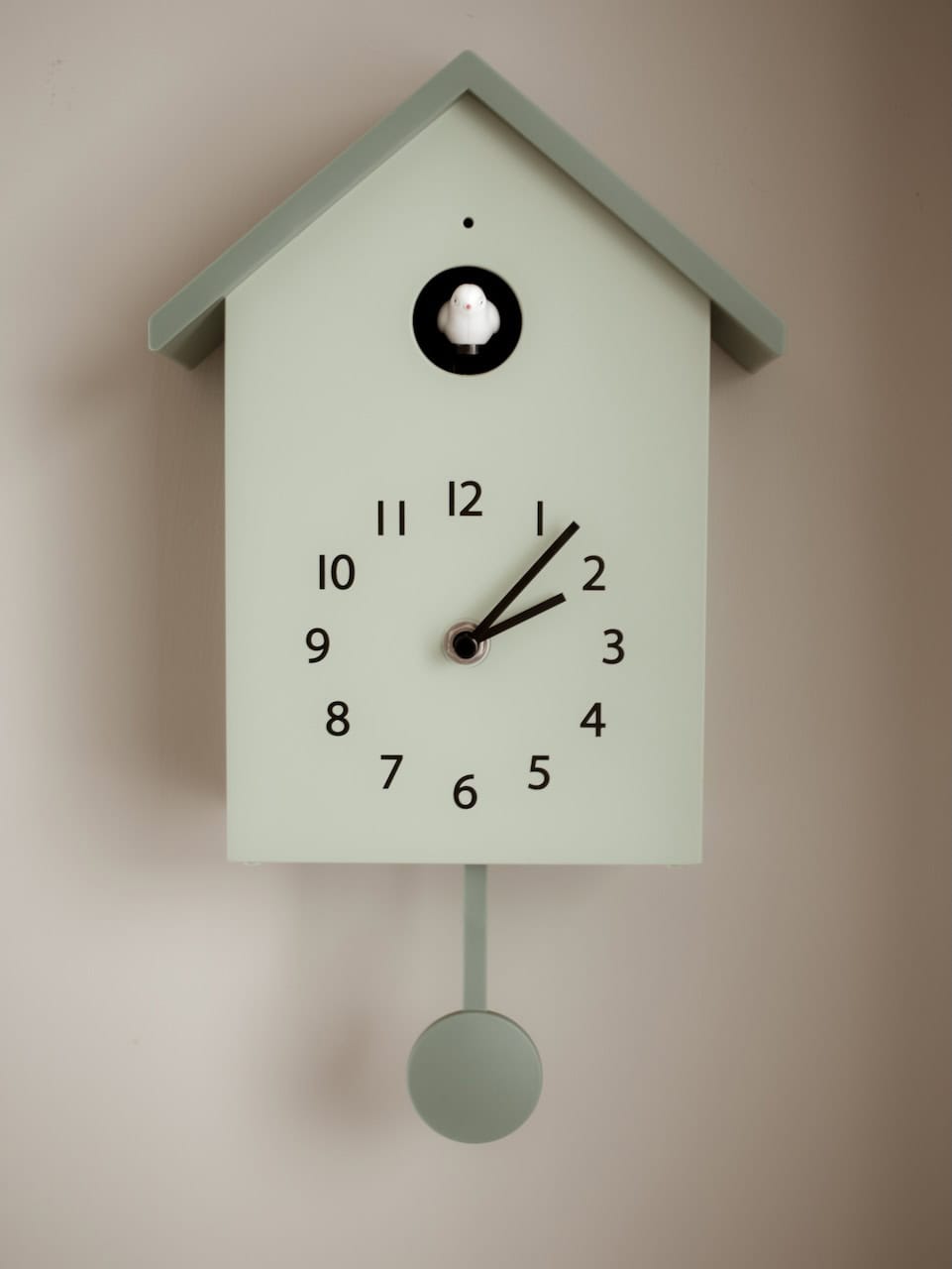 Orologio a cucù bianco minimalista con design moderno e elegante. Perfetto per arredare con stile e.