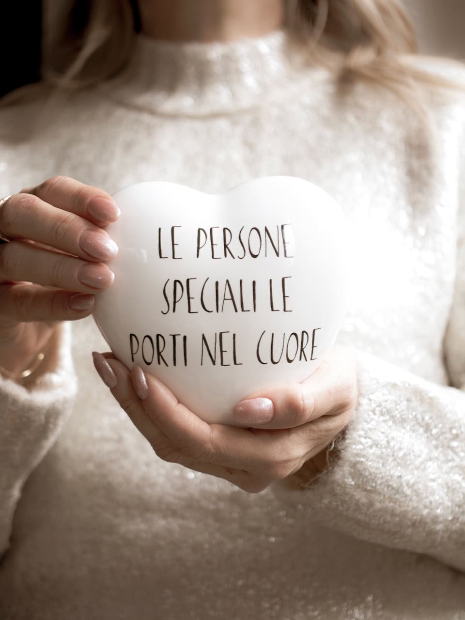 Le persone speciali portano nel cuore cuore di carta bianco e messaggio affettuoso.