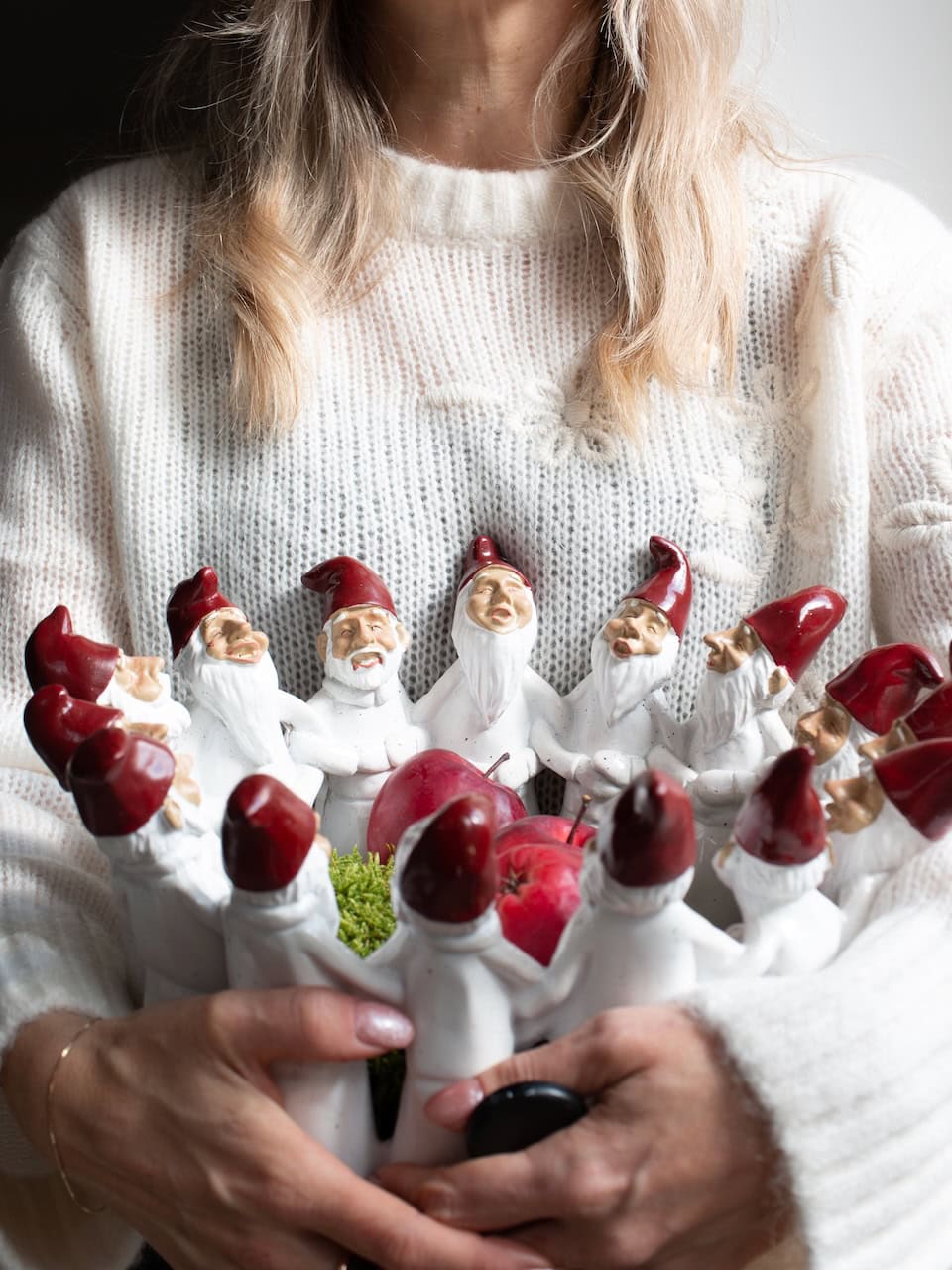 Calamita natalizia con gnomi in ceramica e decorazioni festive per l'inverno.