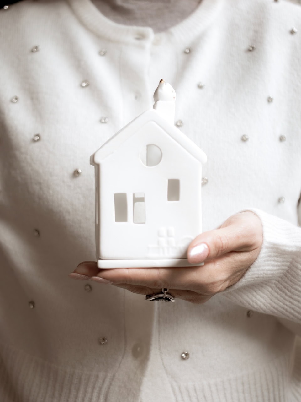 Casa di design bianca minimalista con dettagli eleganti e moderni.