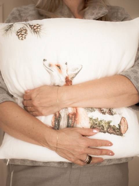 Cuscino decorativo con stampa di renna e pigne, ideale per un ambiente natalizio e accogliente. Perf.