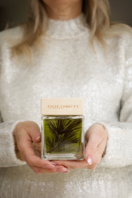 Profumo di lusso: bottiglia di profumo con foglie di palma, elegante e raffinata.
