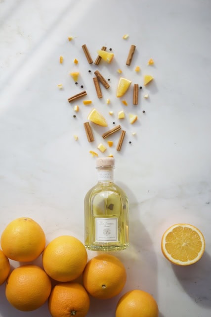 Tappo di profumo con limoni e spezie in bottiglia decorativa, aroma fresco e naturale.