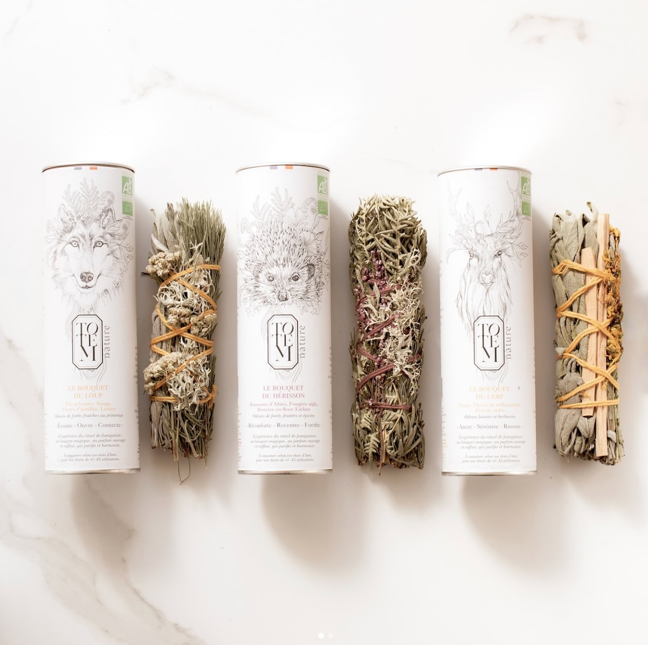 Tè in confezioni eleganti con decorazioni naturali e botaniche, perfetti per un regalo raffinato e s.