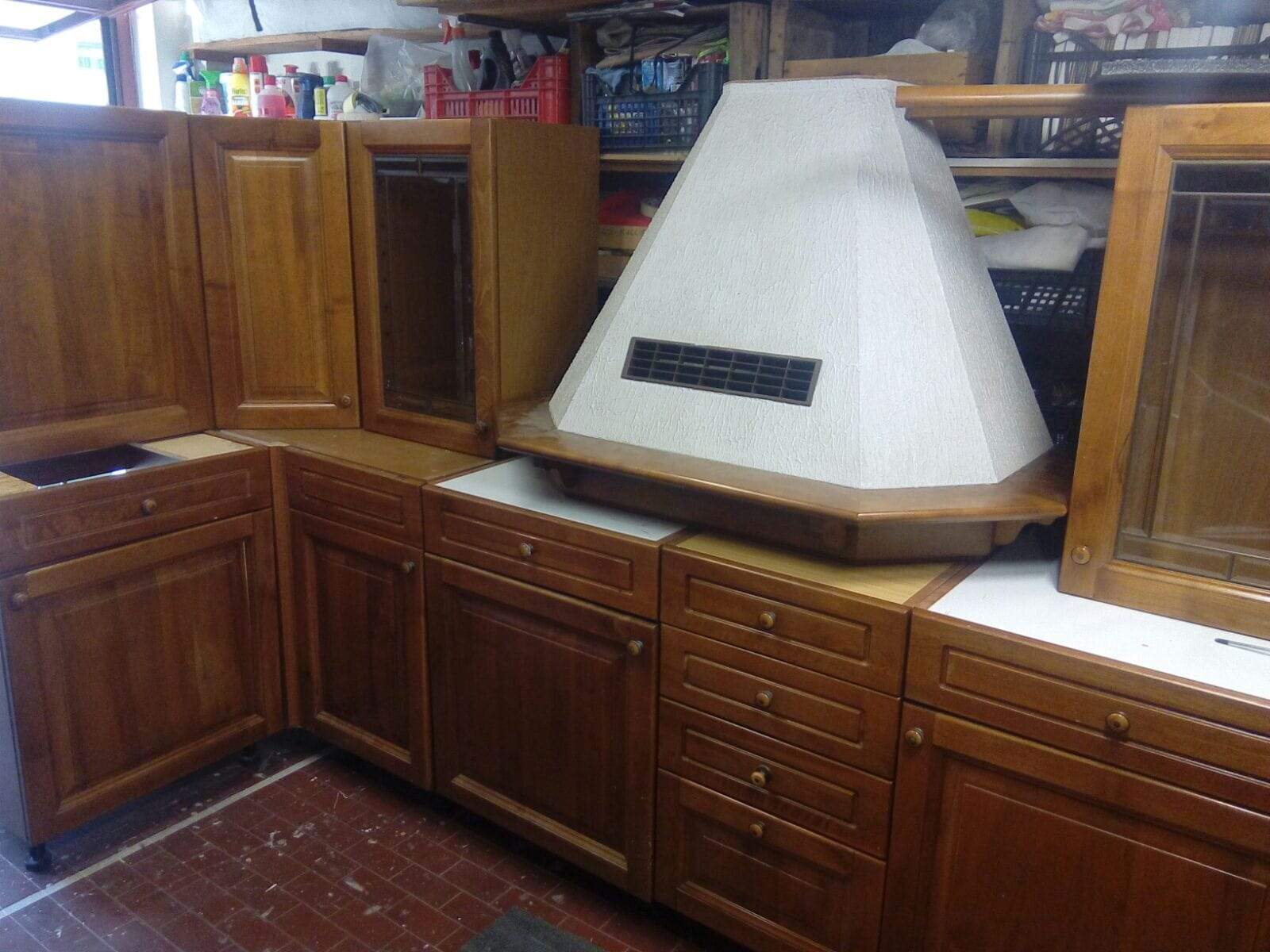 Prima e dopo da cucina marrone a verde Cucina in legno con cappa bianca e ante in vetro, stile classico e funzionale.