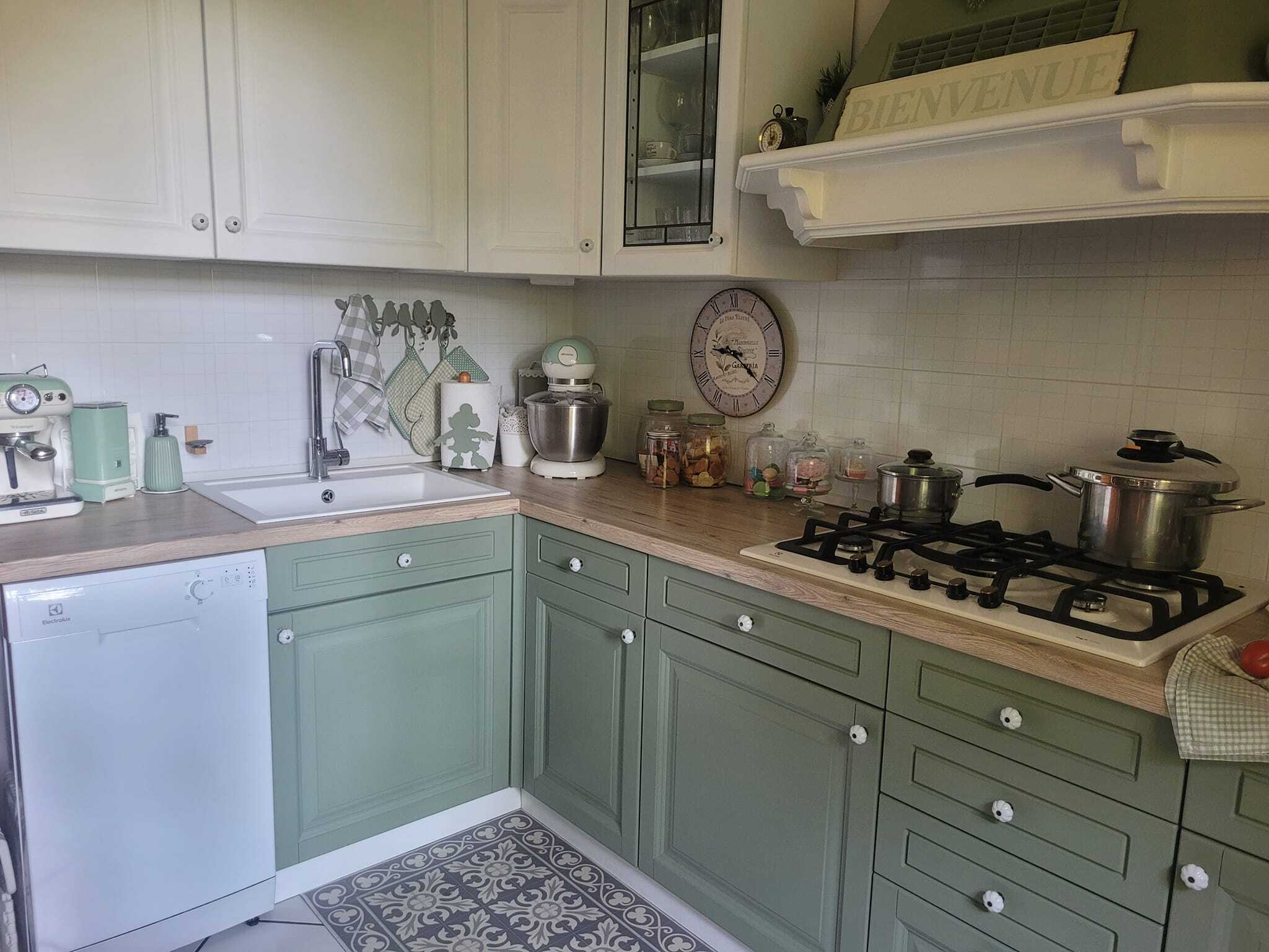 Prima e dopo da cucina marrone a verde Angolo cucina con ante verdi pastello e dettagli decorativi in stile minimalista.