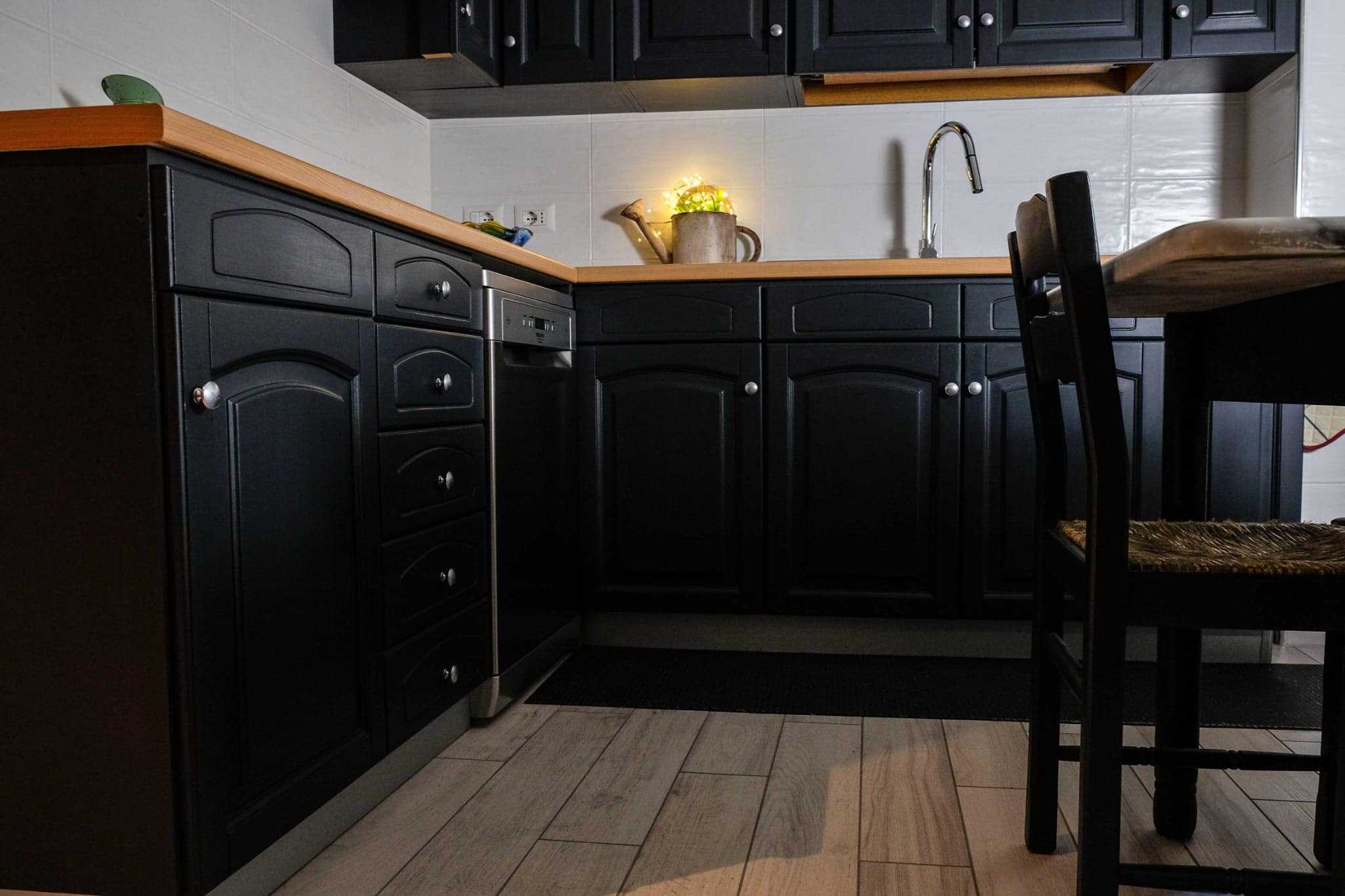 prima-dopo-cucina-legno.jpg Cucina moderna con ante nere e piano in legno chiaro, stile minimalista.