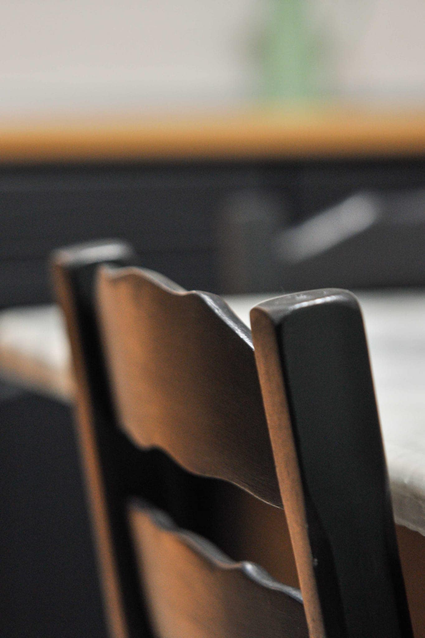 prima-dopo-cucina-legno.jpg Sedie in legno con schienale decorativo, ambiente moderno e minimalista.