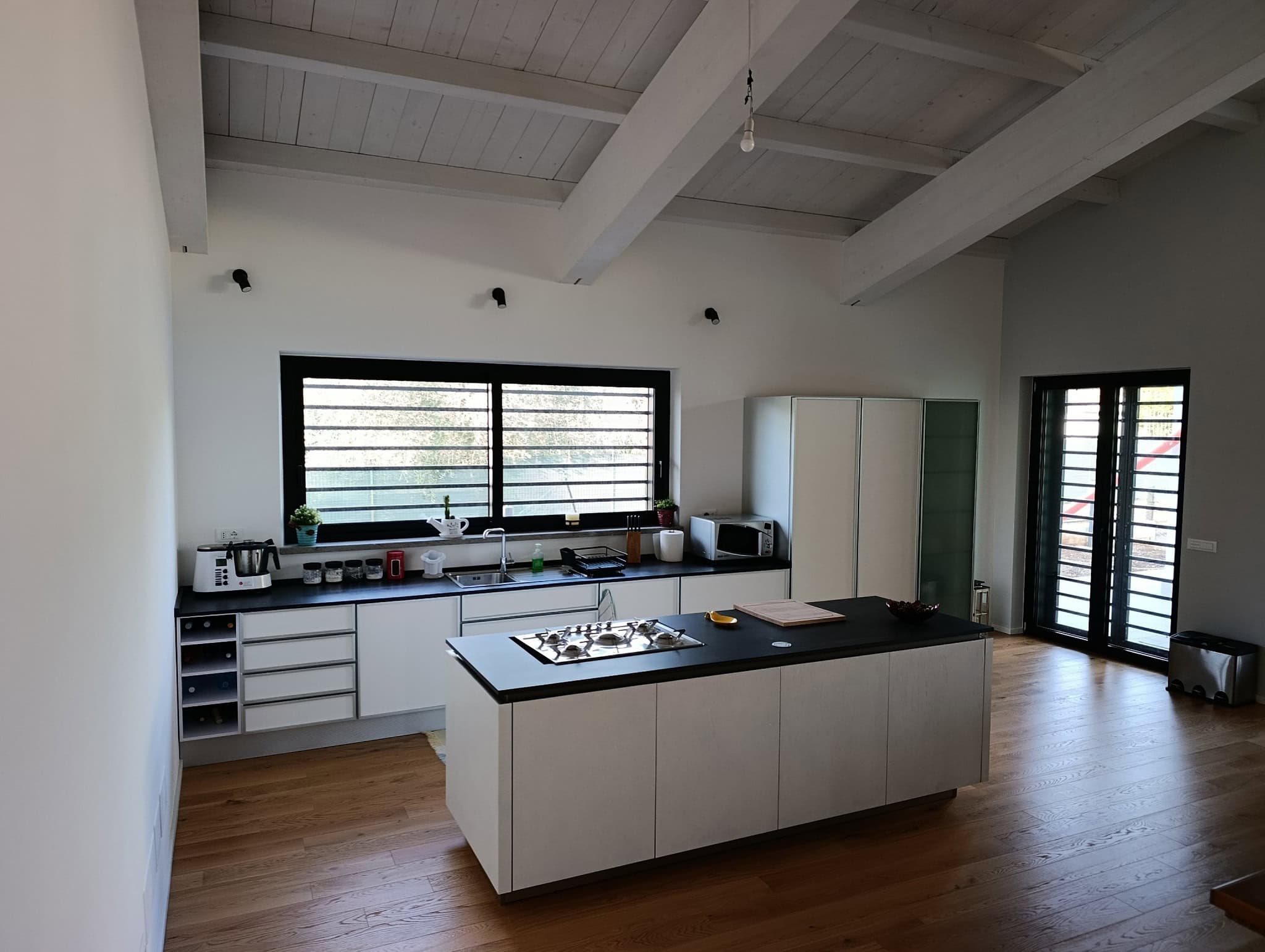 Trasformazione di una cucina da legno scuro a bianco