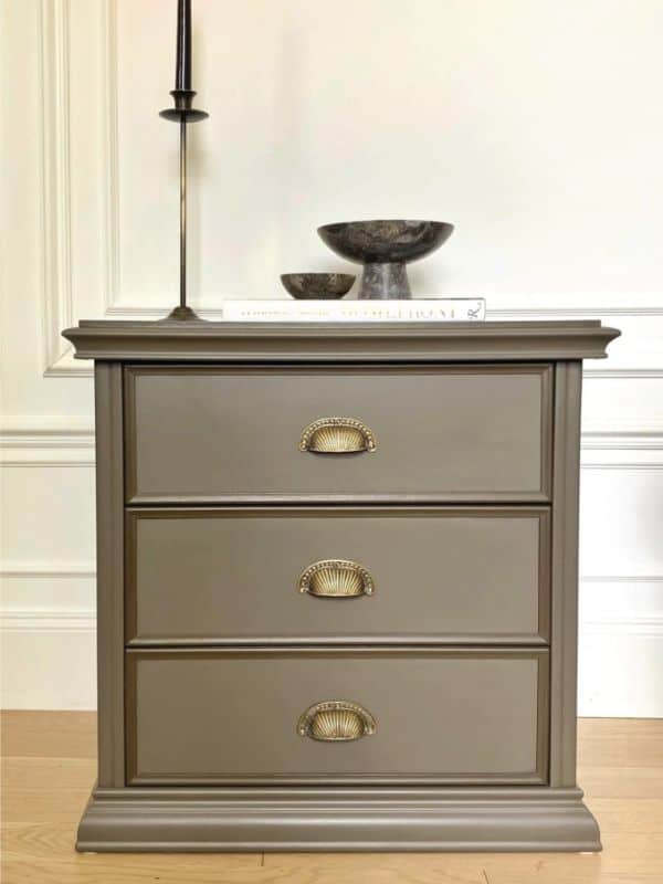 comodino ridipinto - dopo All White design modern grey dresser with decorative bowls and candle holder.