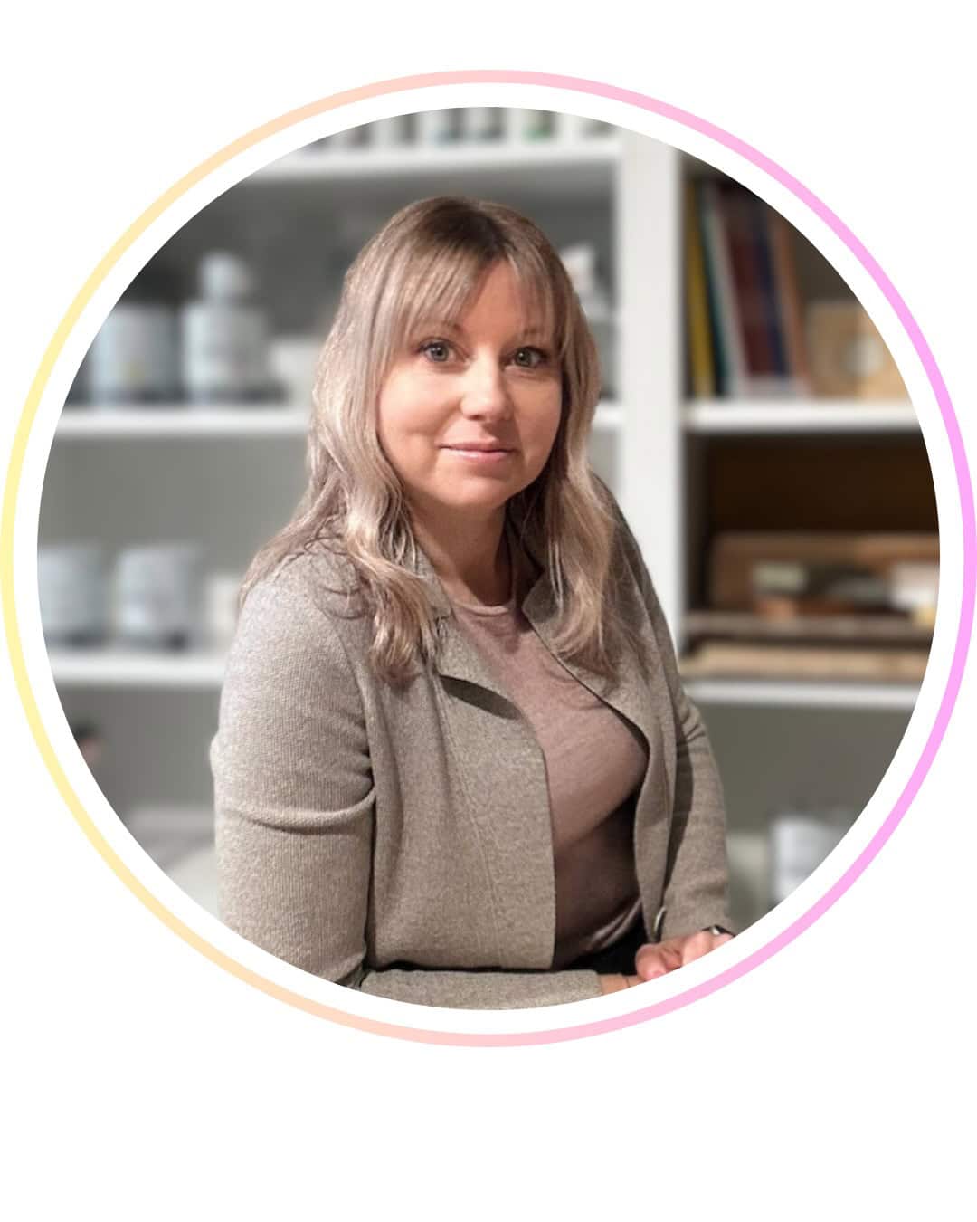 Donna professionale in ufficio con sfondo di scaffali e libri, stile elegante e sobrio.