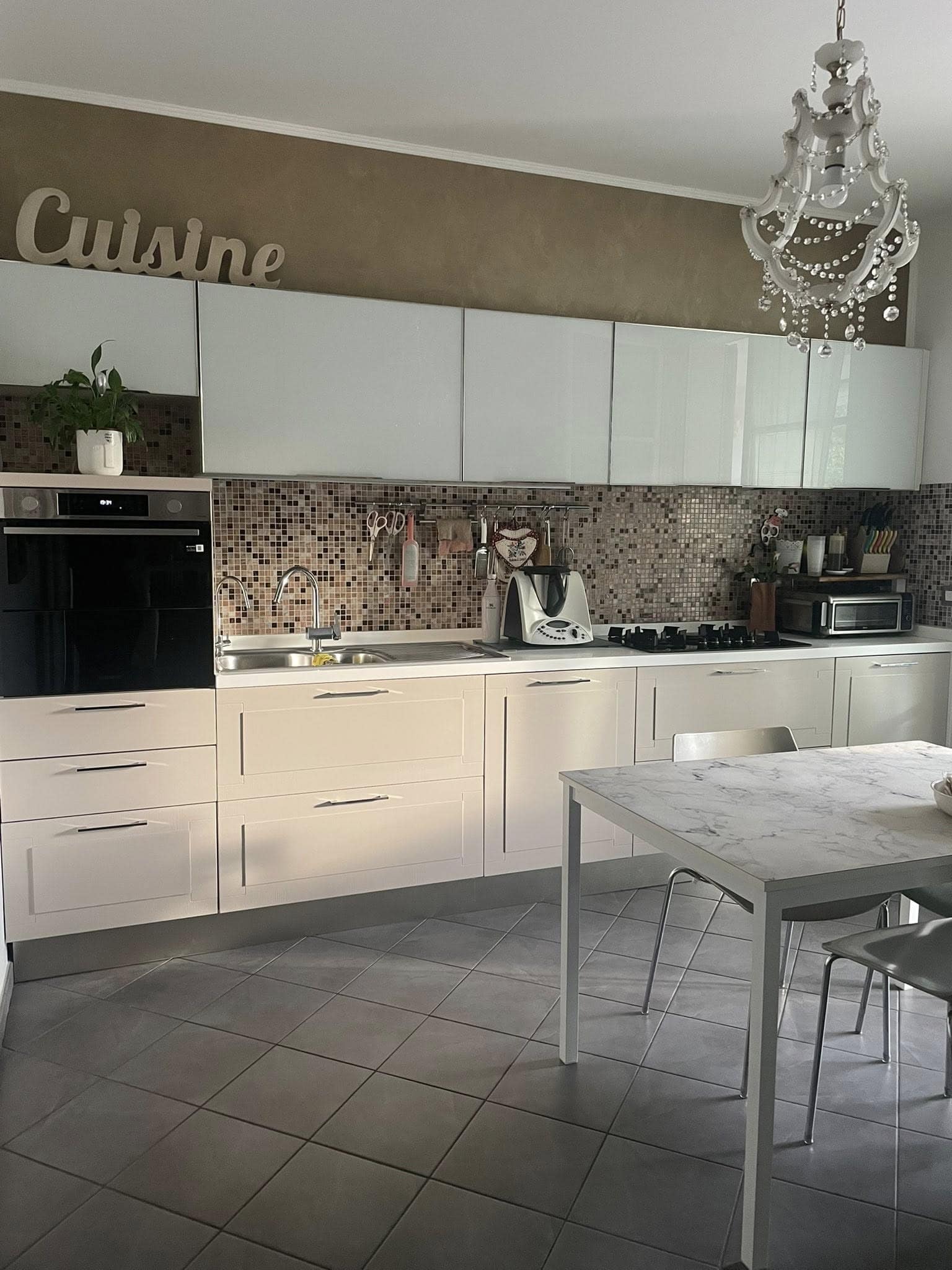 cucina ridipinta con vernici