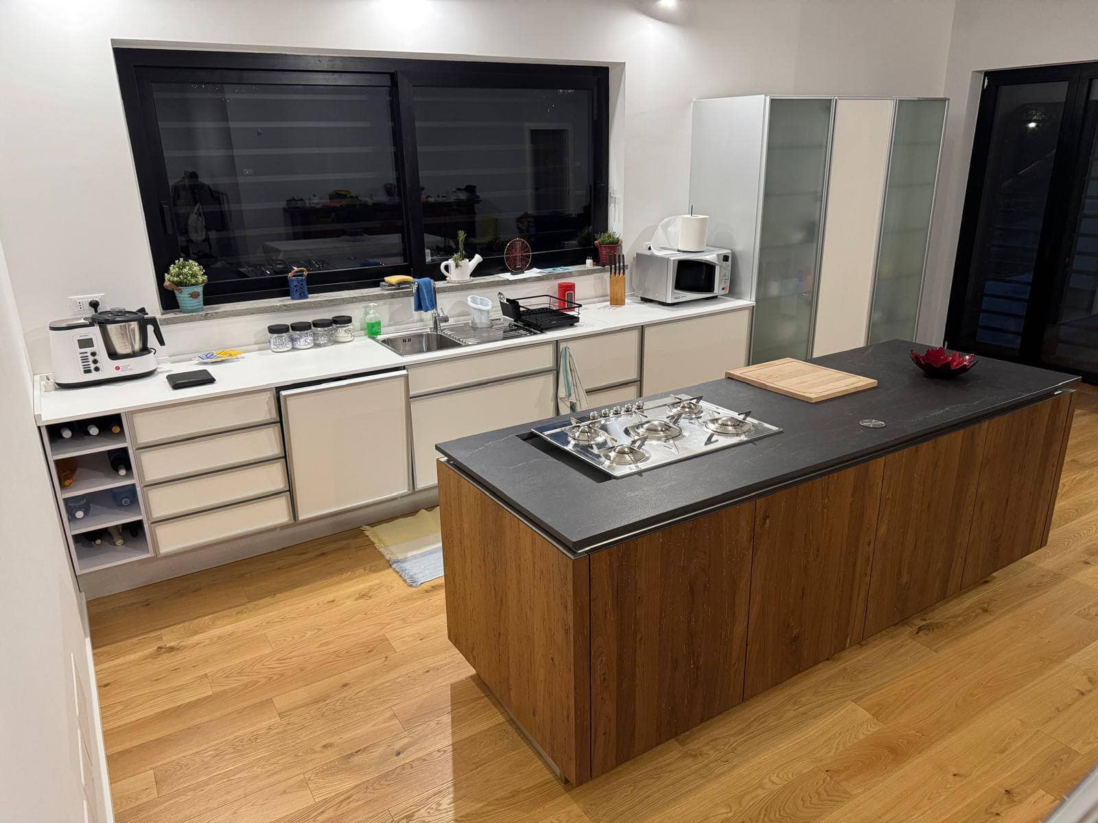 cuicna in legno scuro prima