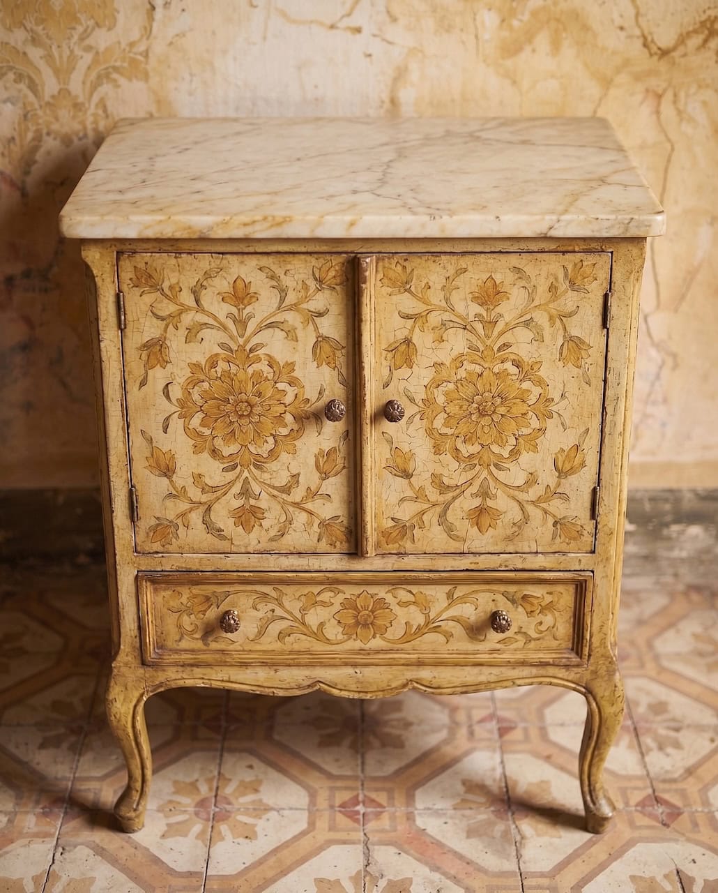 drenching decadente, mobili dipinti con pattern giallo