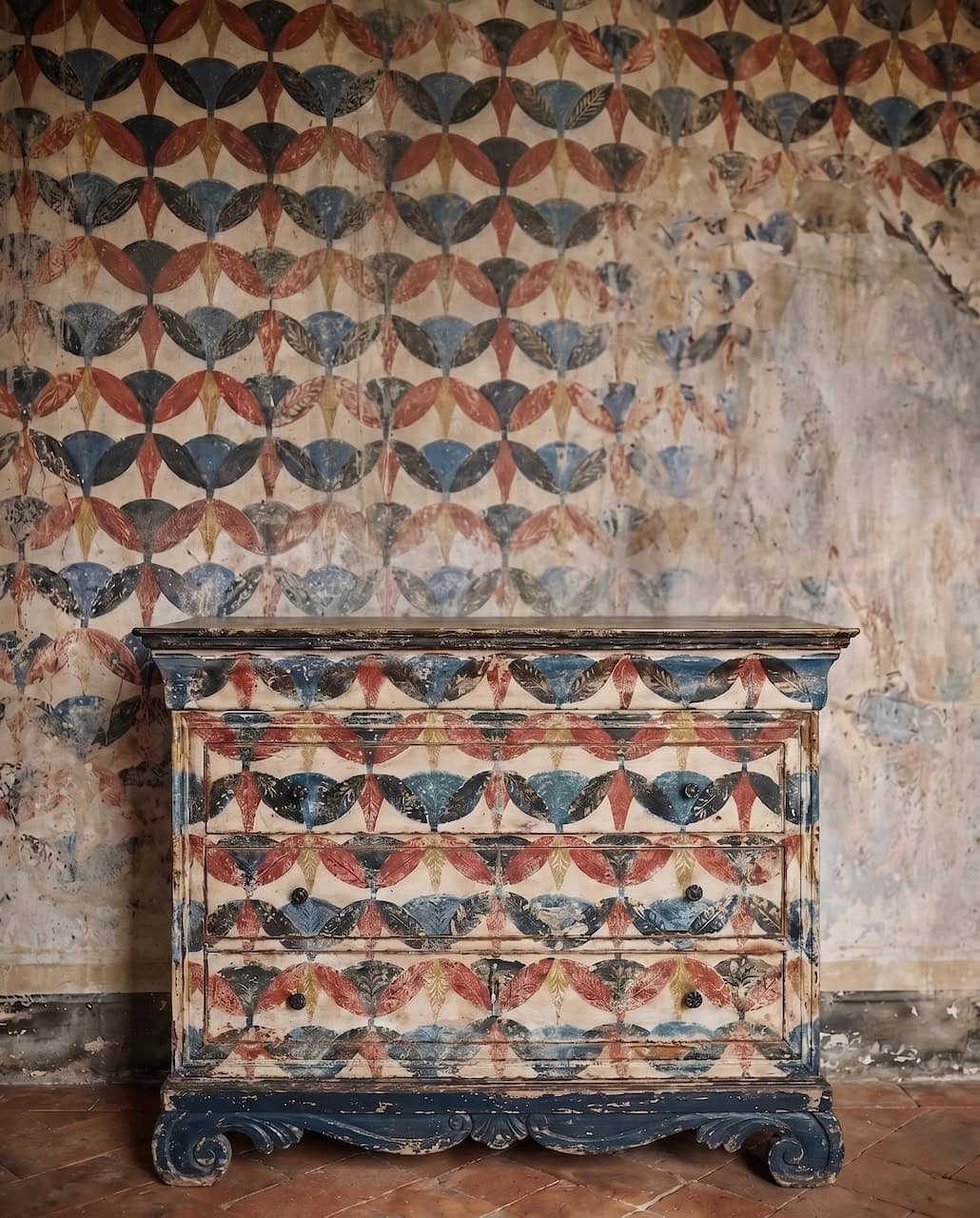 drenching decadente, mobili dipinti con pattern blu