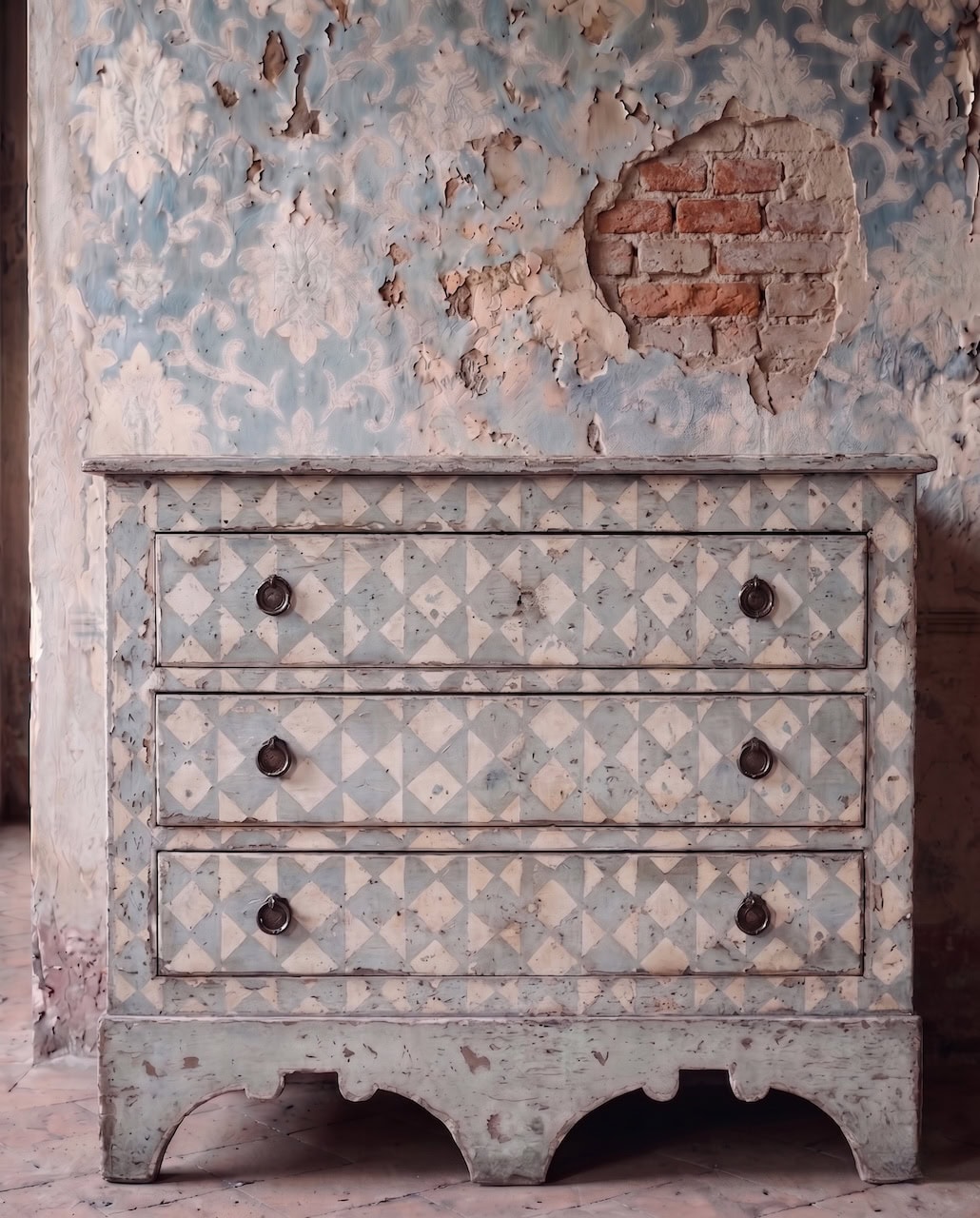drenching decadente, mobili dipinti con pattern azzurro