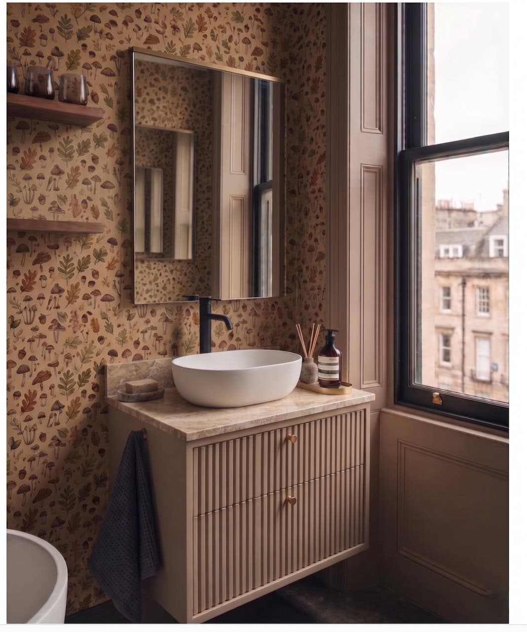 bagno piccolo con carta parati verniciare mobile